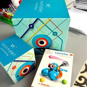 Dash robot with two extensions